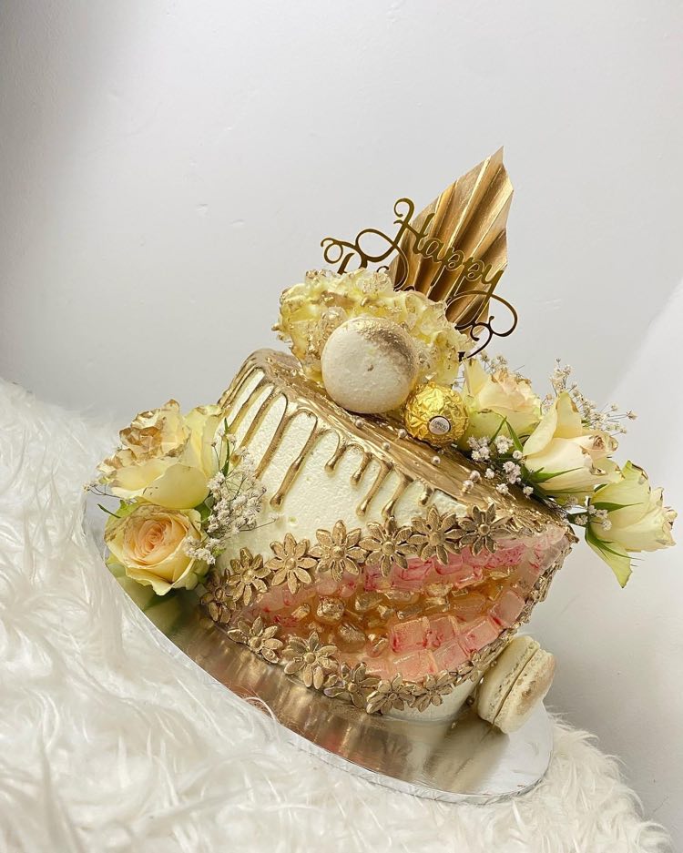 picture of a gorgeous golden cake